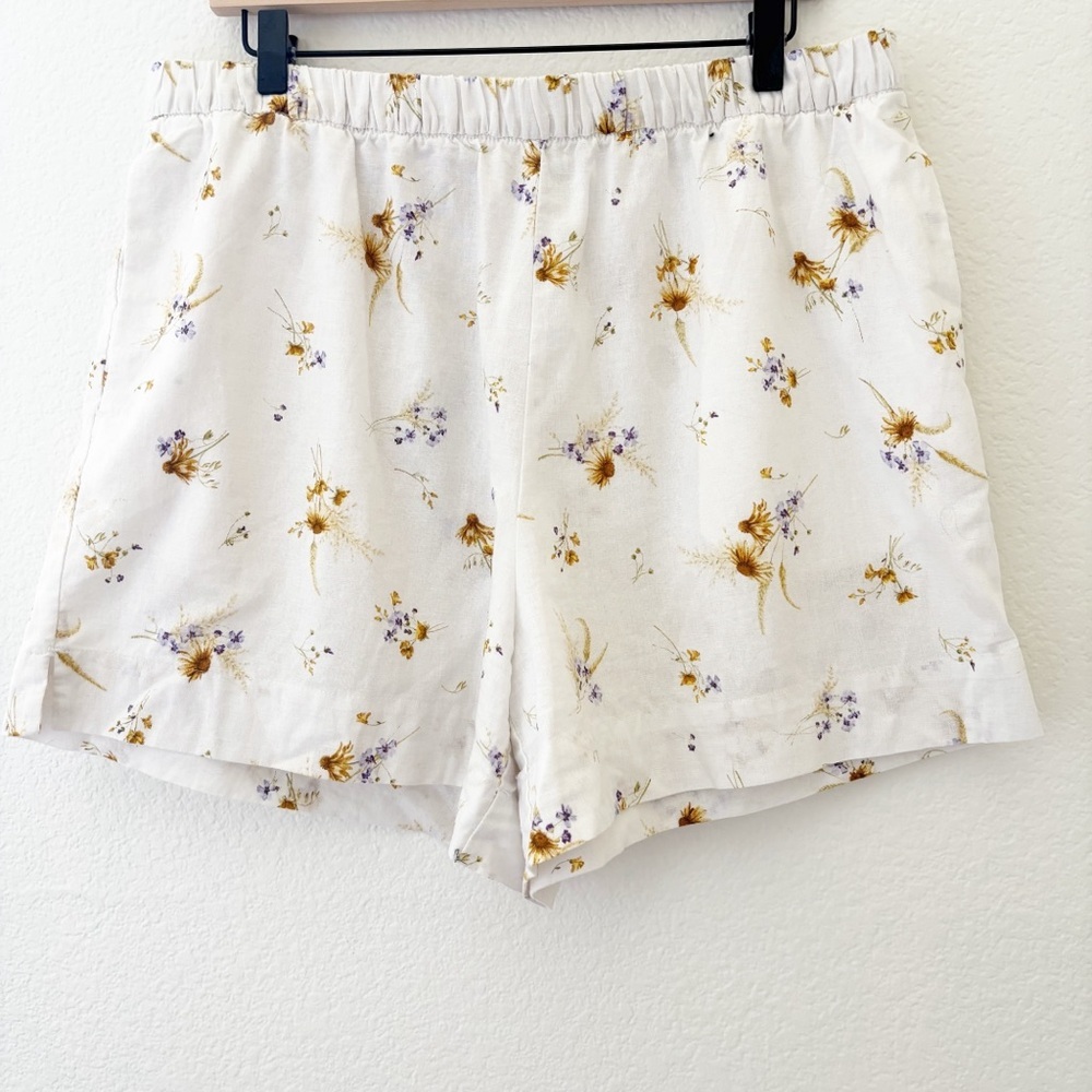 H&M white floral print shorts Size Large‎